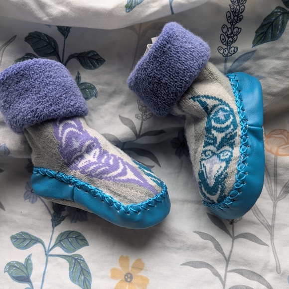 Tlingit Native Alaskan Blue and Purple Baby Booties 6m-9m Tlingit Line Form - Picture 3 of 3